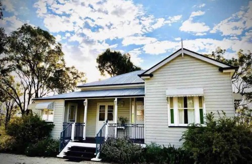 Goomburra Cottage | Charming Queenslander Cottage in peaceful setting