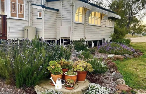 Goomburra Cottage | Charming Queenslander Cottage in peaceful setting