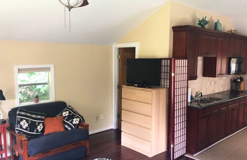 Lavista Park Apartment | Charming & quiet 2nd floor carriage house 15 minutes from Atlanta.