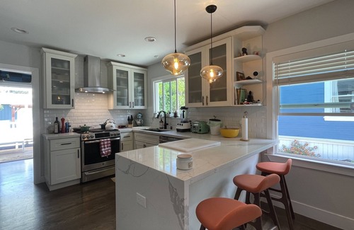 Oakland House | CHARMING & QUIET ONE BEDROOM /ONE OFFICE OAKLAND CRAFTSMEN HOME