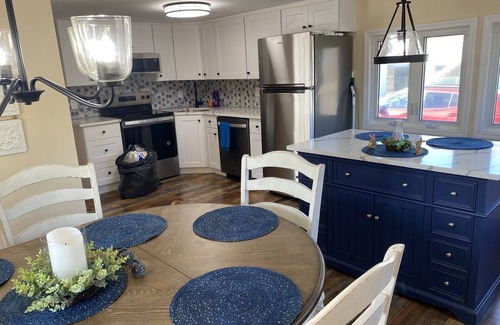 Fortescue House | Charming Ranch house new Kitchen, Bath, furniture in enchanting Fortescue Park