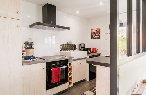Villeneuve-en-Retz Cottage | Charming Renovated Barn with Pool and WiFi