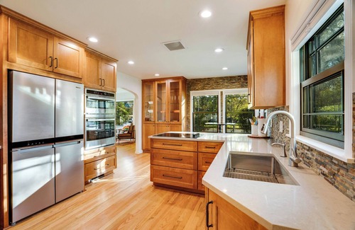 North End Cottage | Charming Renovated Cottage - Walk to UPS & Proctor