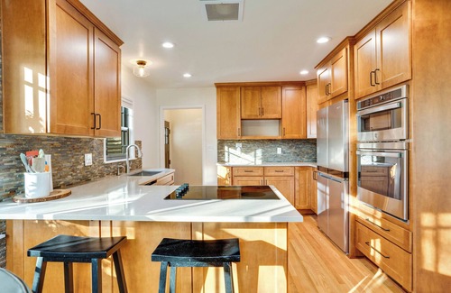 North End Cottage | Charming Renovated Cottage - Walk to UPS & Proctor