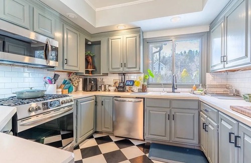 Naples House | Charming renovated farmhouse in Naples NY
