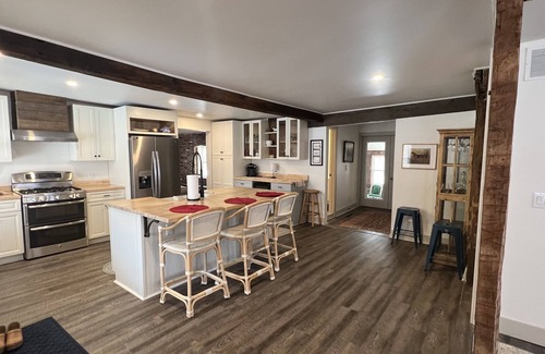 Madison House | Charming renovated historical farmhouse in the heart of wine country!