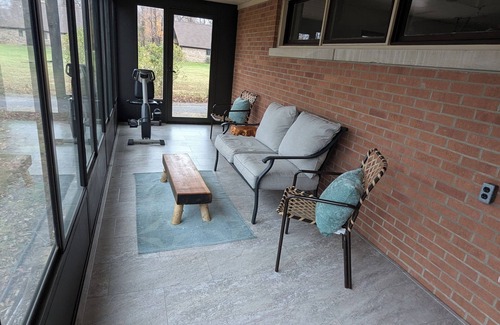 Newburgh House | Charming Retreat near Historic Newburgh, Evansville and Henderson Kentucky.