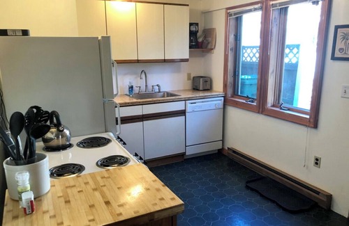 Rhinebeck Village Business District Cottage | Charming Rhinebeck Cottage, 5 min. from town, King Bed!