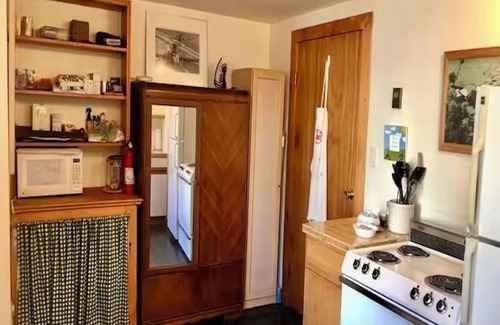 Rhinebeck Village Business District Cottage | Charming Rhinebeck Cottage, 5 min. from town, King Bed!