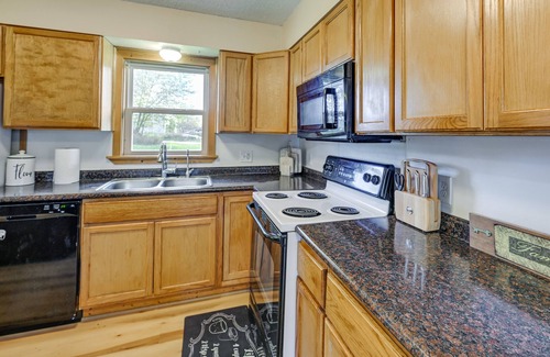 Mindoro House | Charming Rockland Retreat w/Deck & Grill!