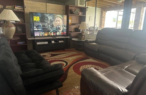 Sunset Bed & Breakfast | Charming room with shared bathroom in charming Miami with WiFi, air conditioning