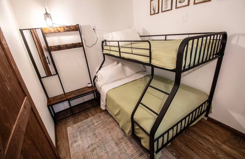 Athelstane Cabin | Charming roomy four seasons lodge for families, friends, and group getaways.
