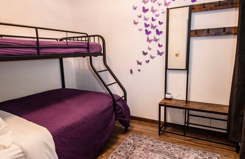 Athelstane Cabin | Charming roomy four seasons lodge for families, friends, and group getaways.