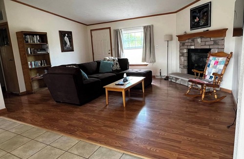 Livingston House | Charming rural setting 2-bedroom house in brilliant Livingston with WiFi and AC.