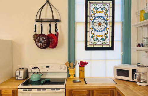 Montague House | Charming Schoolhouse with AC/Heat, WiFi, Smart TV, W/D, Full Kitchen - Sleeps 4