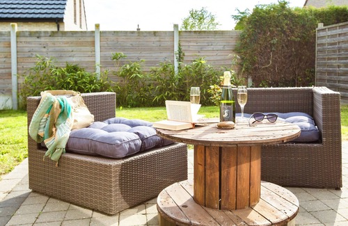 Gravelines Cottage | Charming sea-themed gîte with jacuzzi and private sauna
