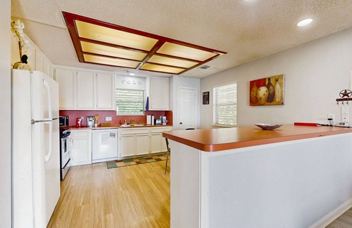San Leon House | Charming seaside house w/Galveston Bay bay views, fenced yard - Dog Friendly