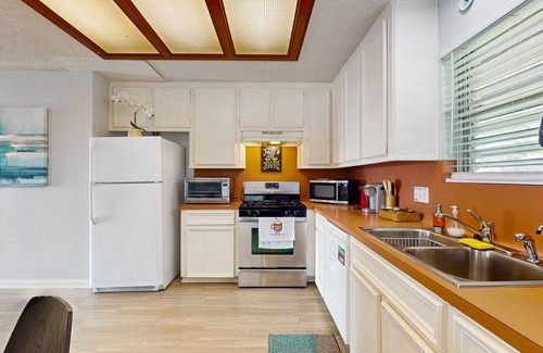 San Leon House | Charming seaside house w/Galveston Bay bay views, fenced yard - Dog Friendly