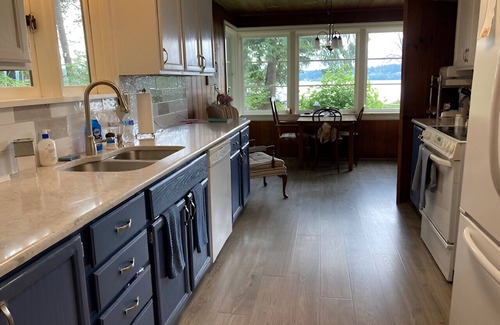 Rollingbay Cottage | Charming Secluded Bainbridge Waterfront Cottage near Battle Point