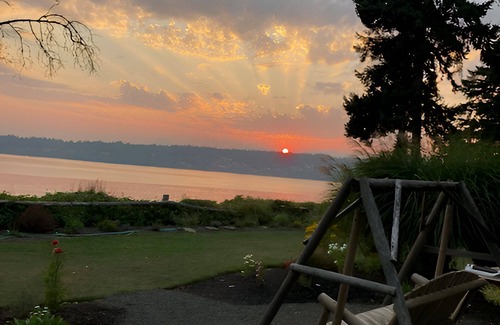 Rollingbay Cottage | Charming Secluded Bainbridge Waterfront Cottage near Battle Point