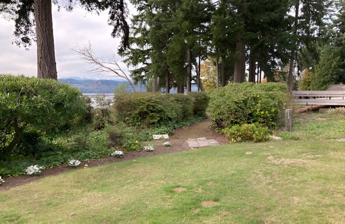 Rollingbay Cottage | Charming Secluded Bainbridge Waterfront Cottage near Battle Point