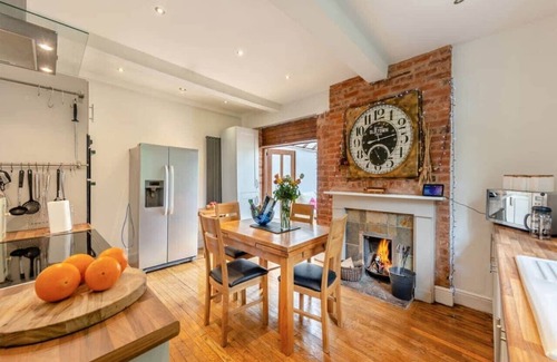 Shifnal Apartment | Charming Shropshire farmhouse with garden and hot tub