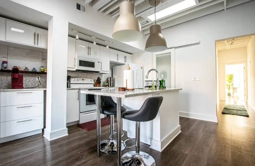 Southmoreland Apartment | Charming Space with Parking/King Bed