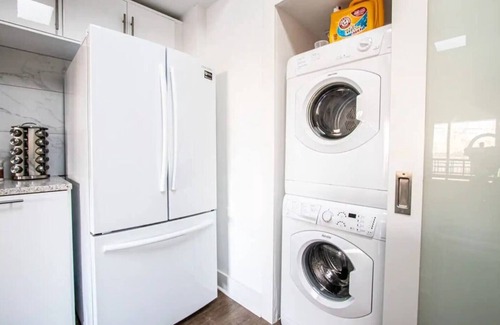 Southmoreland Apartment | Charming Space with Parking/King Bed