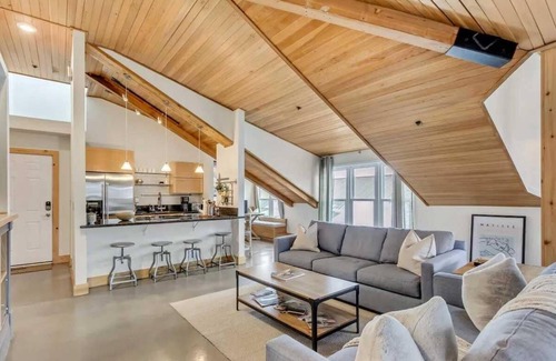North Park City Apartment | Charming, Spactious Empire House 3B - 1 Minute Walk to Ski - Sleeps 5