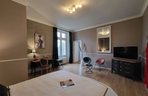 Cluis Bed & Breakfast | Charming Stay at Castle with Breakfast and Parking