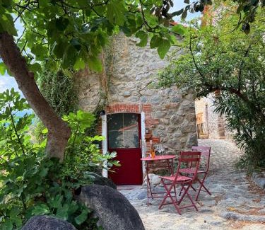 Eus House | Charming stone house in Eus - Vue sur les Montagnes & Confort 2025