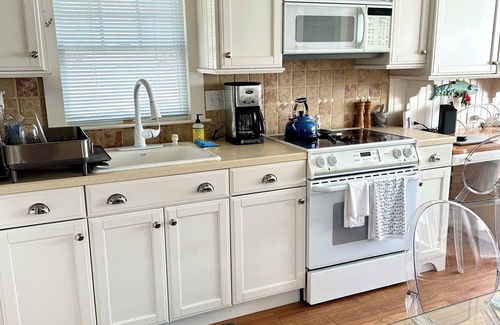 Goshen Cottage | Charming StoneHarbor WATERFRONT back-bay cottage minutes to beautiful SH beaches