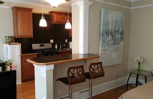 Midtown Apartment | Charming studio #10 dynamite area Piedmont Park