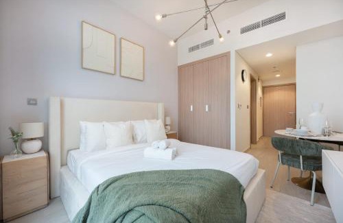 Nad Al Sheba Apartment | Charming Studio Apartment Perfect for 2 in Meydan