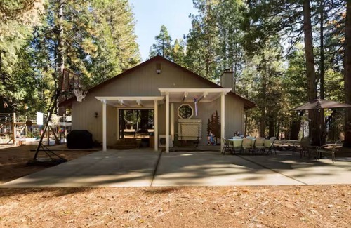 Grizzly Flats Apartment | Charming studio in quaint Grizzly Flats with WiFi, AC, pool table, jetted tub.