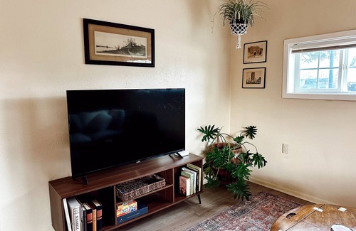 Philomath Apartment | Charming studio in brilliant Philomath with AC, WiFi