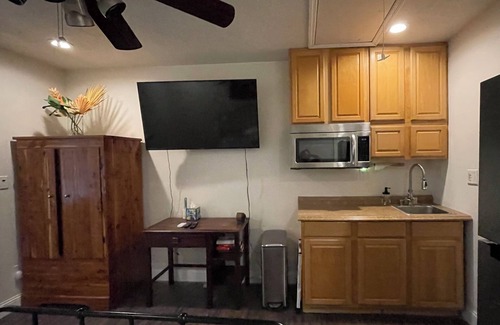 Palm Harbor Apartment | Charming studio in wonderful Palm Harbor with AC