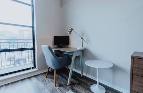 DeBaliviere Place Apartment | Charming Studio King Bed & Pool St Louis