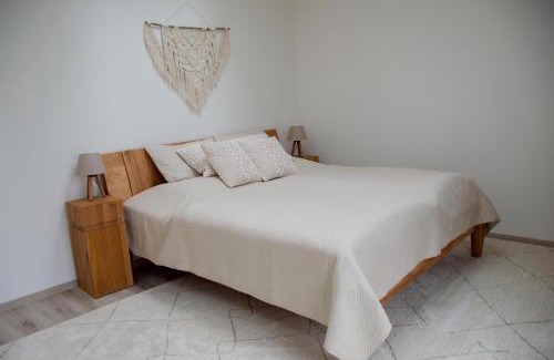 Tuchomerice Apartment | Charming studio near Prague Airport