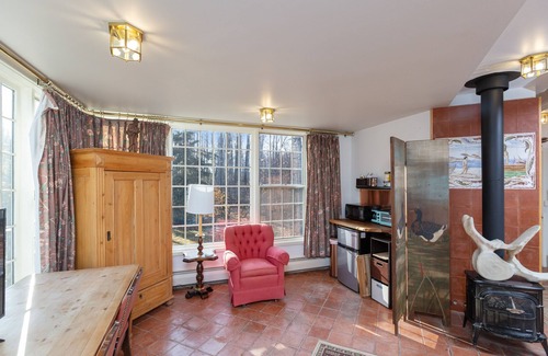 University Area Apartment | Charming studio on three acres with a back deck - close to university - dogs OK