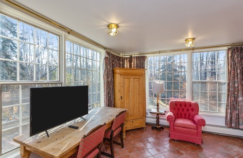 University Area Apartment | Charming studio on three acres with a back deck - close to university - dogs OK
