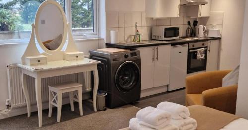 Morcott Apartment | Charming Studio Rutland Point holiday or work