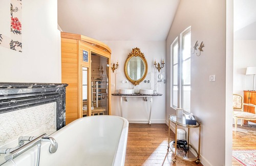 Bouchemaine Bed & Breakfast | Charming suite with sauna at Château Le Fresne
