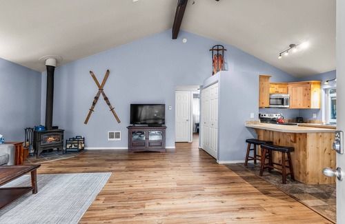 Three Rivers House | Charming Sunriver Cabin With Deschutes River Access and Proximity to Cascade Lak
