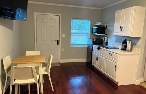 Carrollwood House | Charming Tampa Escape – 2BR. 7 Miles from Busch Gardens