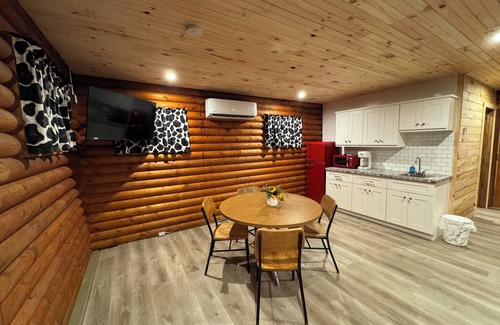 Cambridge Cabin | Charming themed log cabin with open layout and WiFi, central heat and a/c.