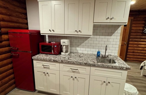 Cambridge Cabin | Charming themed log cabin with open layout and WiFi, central heat and a/c.