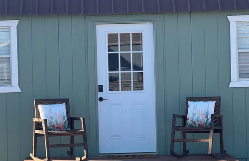 Pomerene Cottage | Charming tiny home in Benson with WiFi, AC and beautiful views.