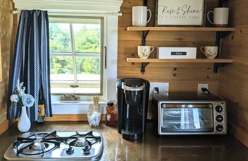 Tennga House | Charming Tiny House with Breath-Taking Views in Delano, TN