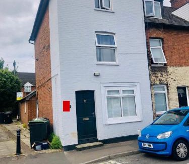 Five Oak Green Apartment | Charming Town centre 3 double beds home free parking